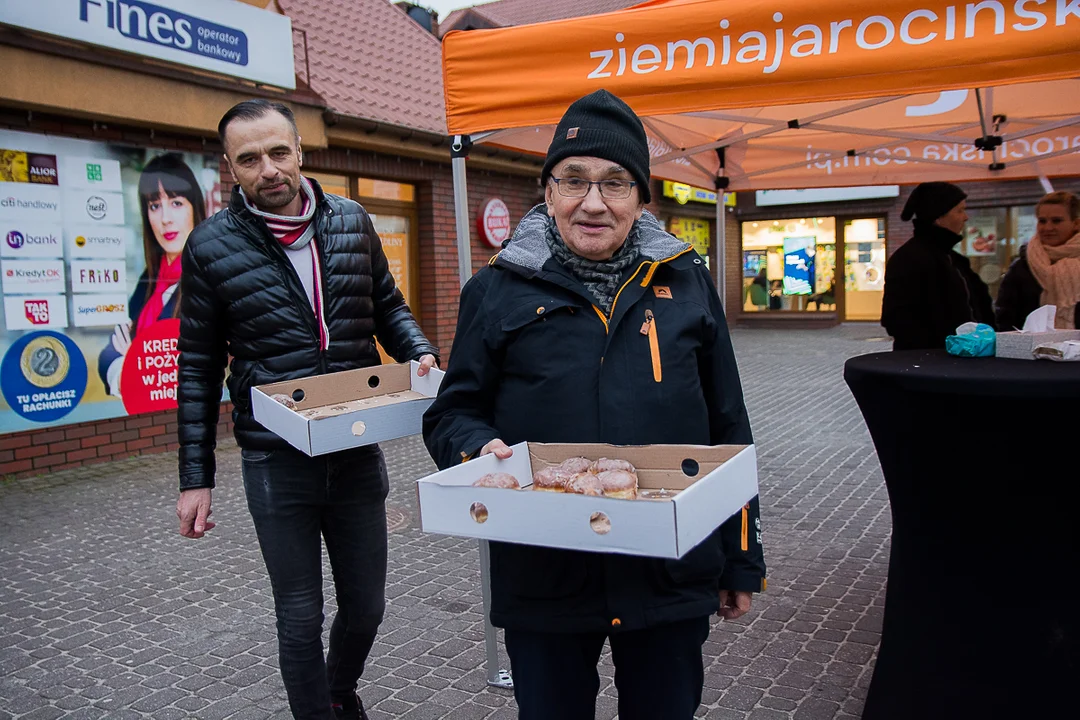 Przedwyborczy tłusty czwartek w Jarocinie. Kandydat PO KO na burmistrza i kandydaci Ziemi Jarocińskiej rozdawali pączki