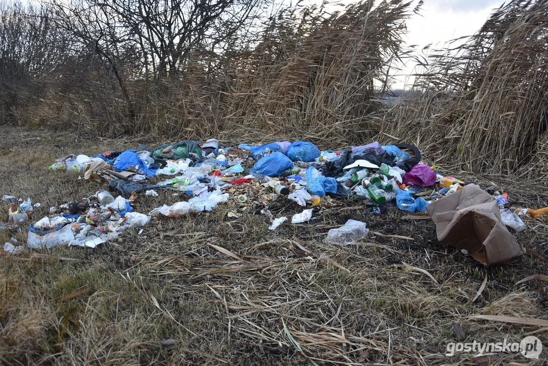 Wyrzucone śmieci przy drodze Chumiętki-Żytowiecko