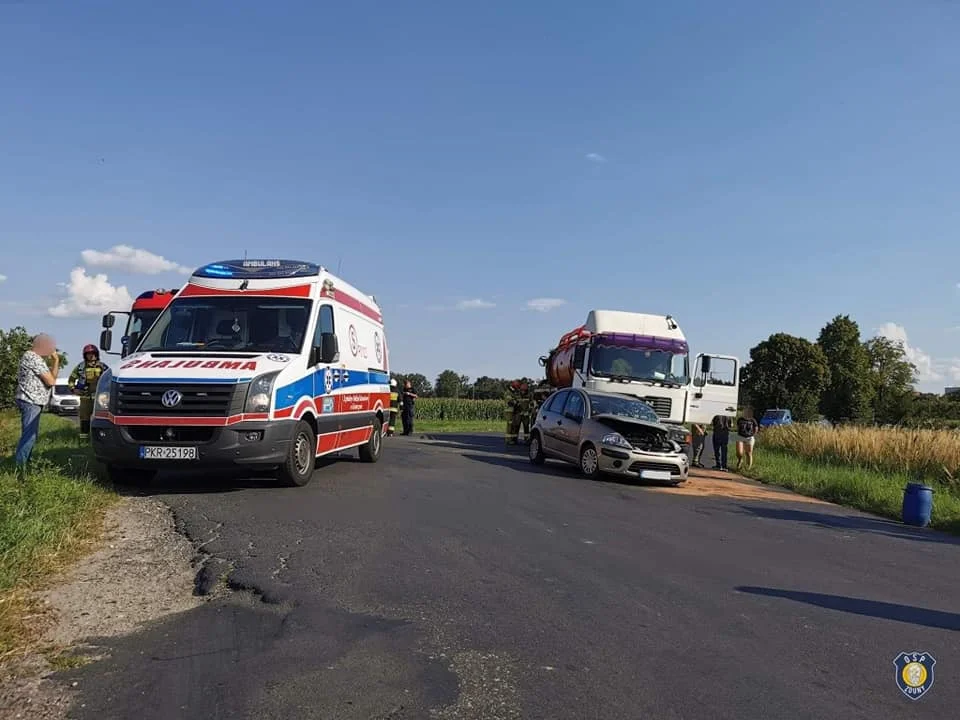 Zduny. Zderzenie ciężarówki z samochodem osobowym