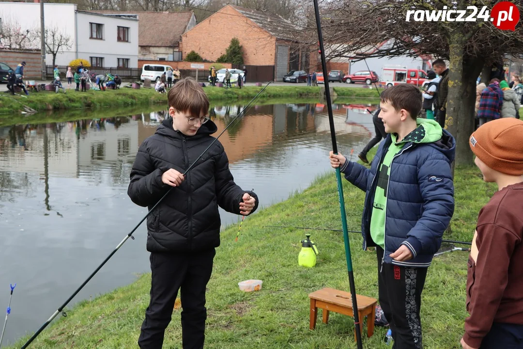 Uczniowie szkoły w Sarnowie łowili ryby