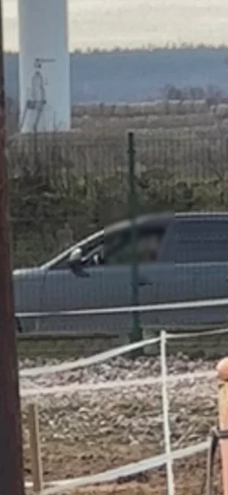 W okolicy Nowej Wsi w gminie Gizałki zaobserwowano samochód z podejrzanie zachowującym się kierowcą.