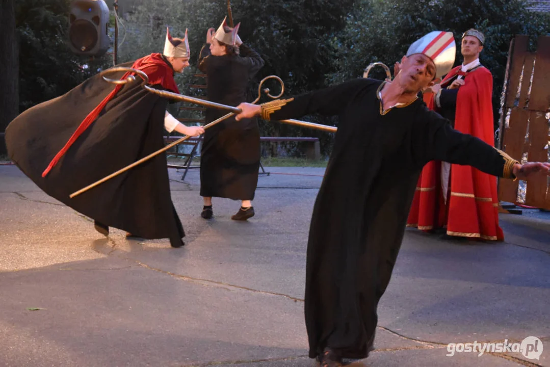 Plenerowy teatr w Piaskach. Niezapomniane przeżycia przy „Zapomnianej historii”, udana zabawa w „Polowanie na motyle”