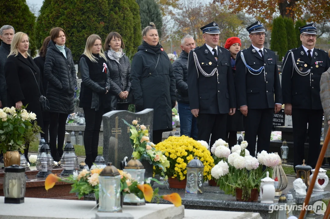 Przemarsz i uroczystości na cmentarzu w dniu 11 listopada w Krobi