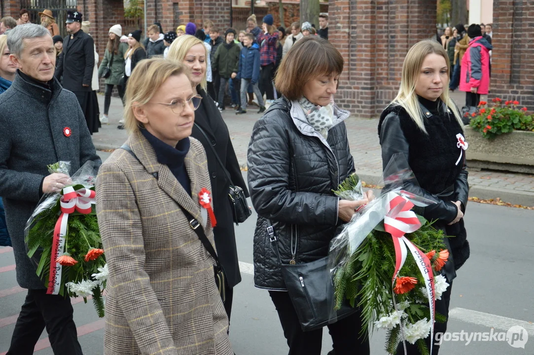 Przemarsz i uroczystości na cmentarzu w dniu 11 listopada w Krobi