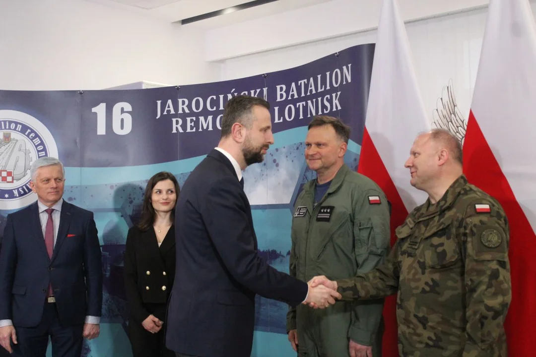 Władysław Kosiniak-Kamysz, minister obrony narodowej w 16. Jarocińskim Batalionie Remontu Lotnisk