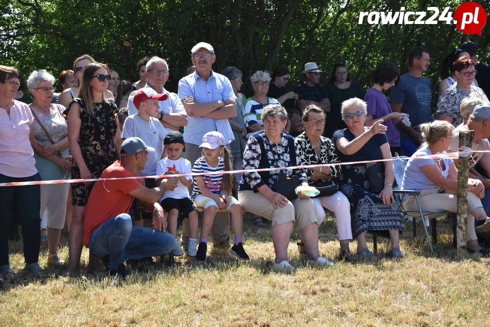 Kibice na gminnych zawodach strażackich w Jeziorach