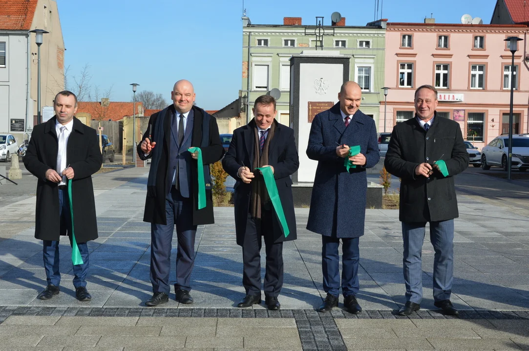 Otwarcie rynku w Jutrosinie z udziałem przedstawicieli samorządów, wojewody i parlamentu