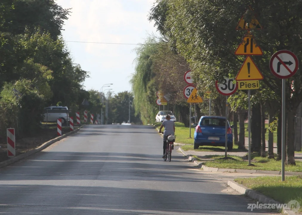 Ruszyły prace przy budowie ścieżek rowerowych na ul. Wierzbowej i Szpitalnej w Pleszewie [ZDJĘCIA] - Zdjęcie główne