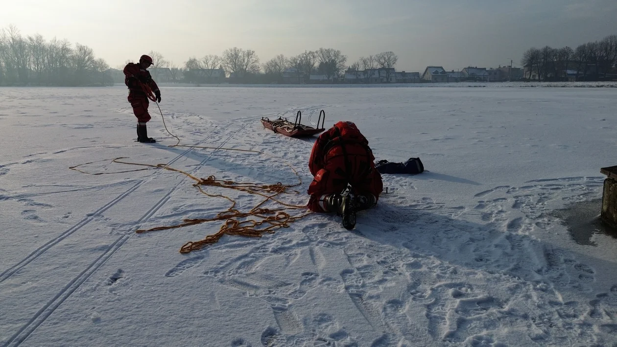 Zima w powiecie krotoszyńskim. Strażacy ćwiczą na lodzie, bo zagrożenie jest realne [ZDJĘCIA] - Zdjęcie główne
