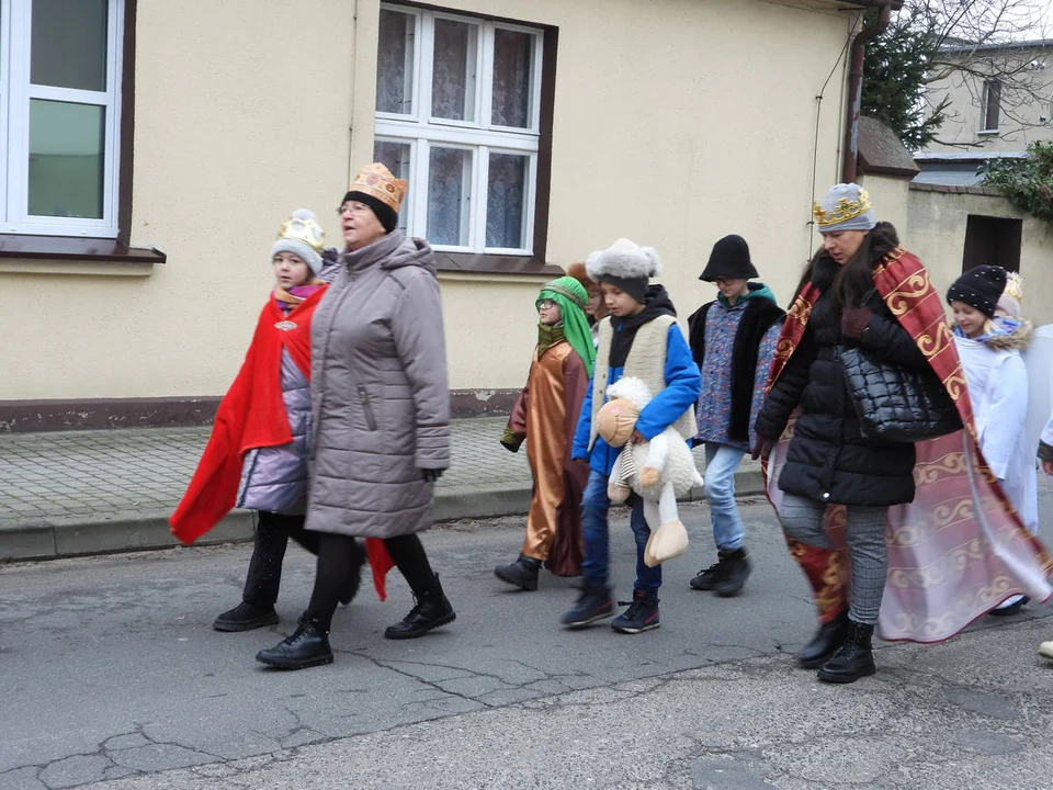 Orszak Trzech Króli i koncert kolęd w kościele w Piaskach Wlkp.