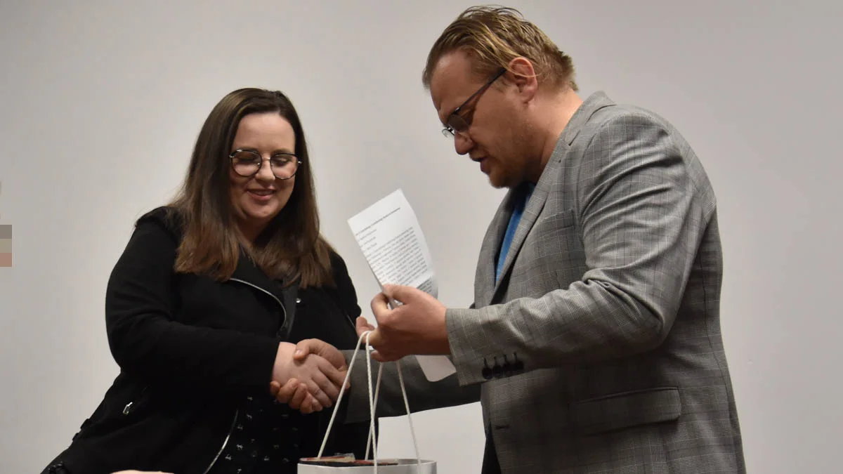 Spotkanie w bibliotece w Gostyniu - ogłoszenie wyników i nagrody w konkursie na urodziny miasta