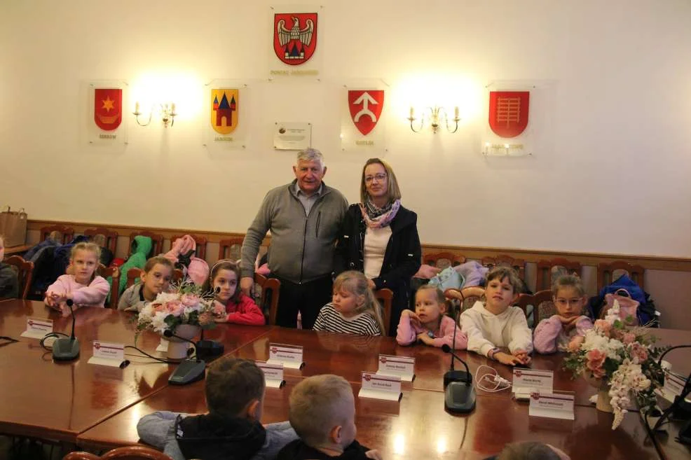 Dzieci zwiedziły też salę, gdzie obraduje zazwyczaj rada powiatu.
