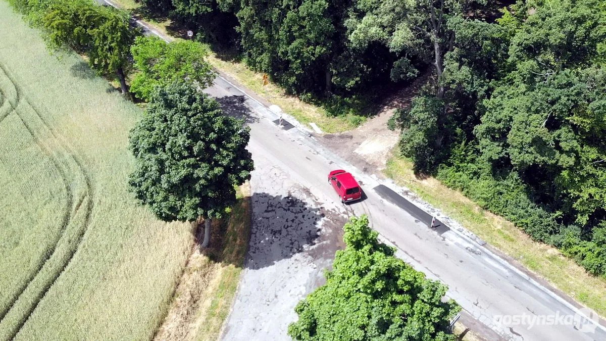 Remontowana droga powiatowa z Pogorzeli do Kaczagórki