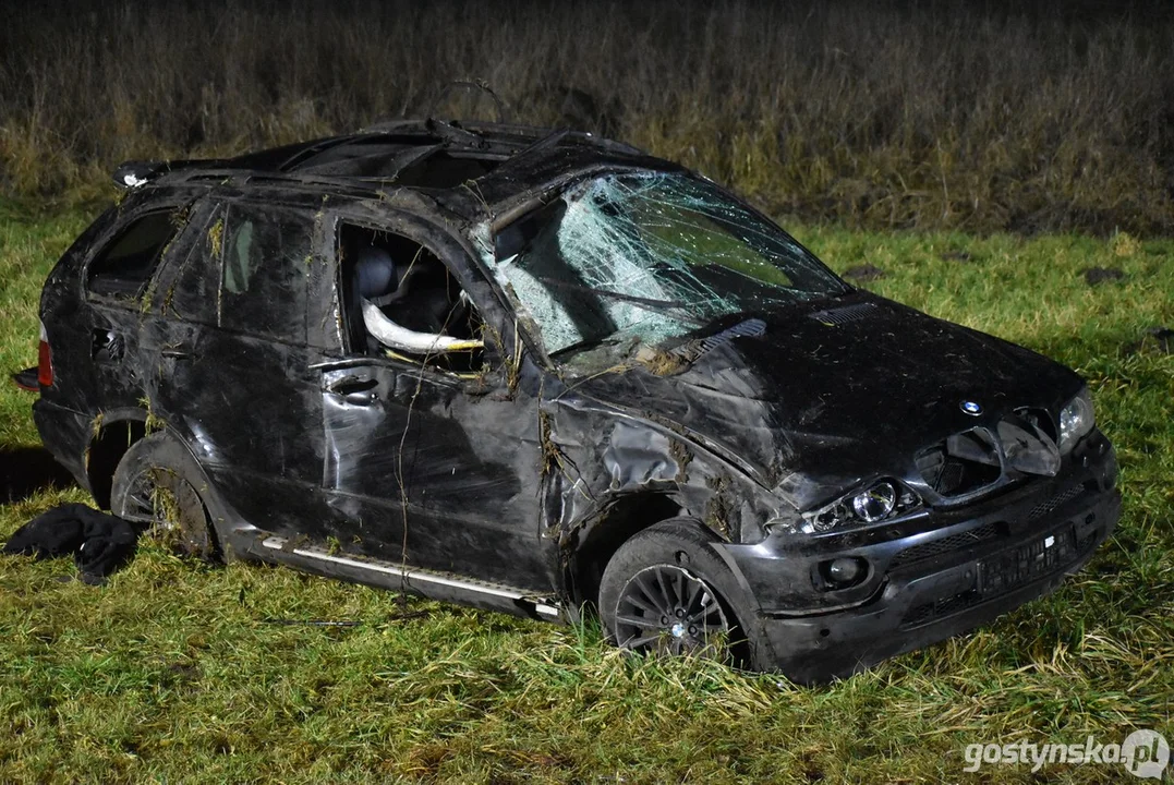 Wypadek na trasie Gostyń - Poniec. Kierowca BMW wypadł przez szyberdach