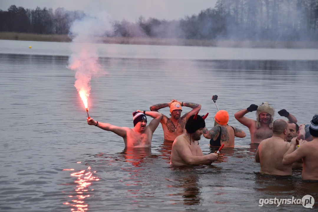 Klub Morsów "Niedźwiedź" Gostyń zorganizował dla WOŚP piknik na plaży jeziora cichowskiego