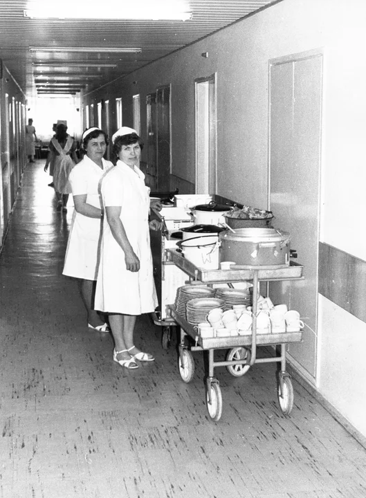 Korytarz szpitalny - wydawanie posiłków dla pacjentów