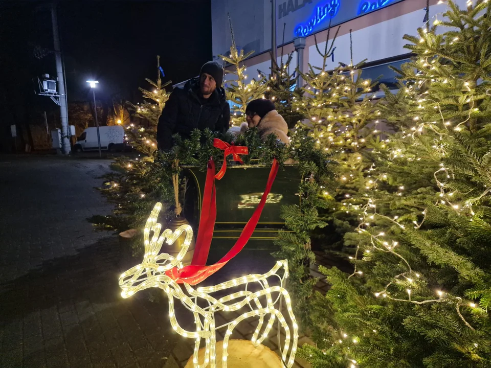 W sali masa atrakcji, a na rynku wspólne rozświetlenie choinki. Gminne Mikołajki w Poniecu [ZDJĘCIA] - Zdjęcie główne