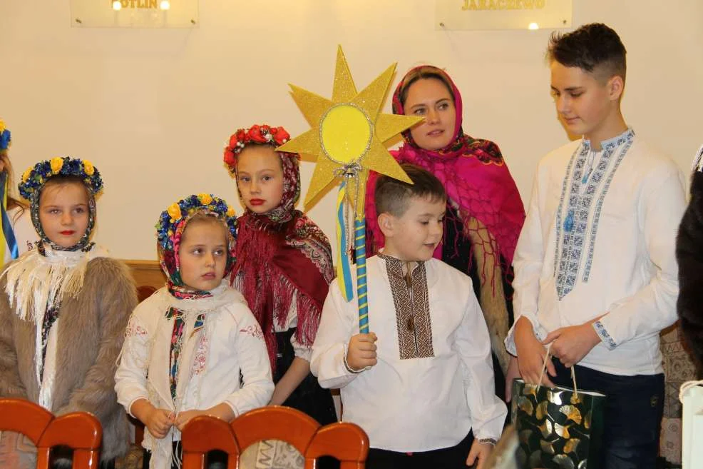 Grupa dzieci z Ukrainy przyszła z życzeniami do jarocińskiego magistratu i starostwa [ZDJĘCIA, WIDEO] - Zdjęcie główne