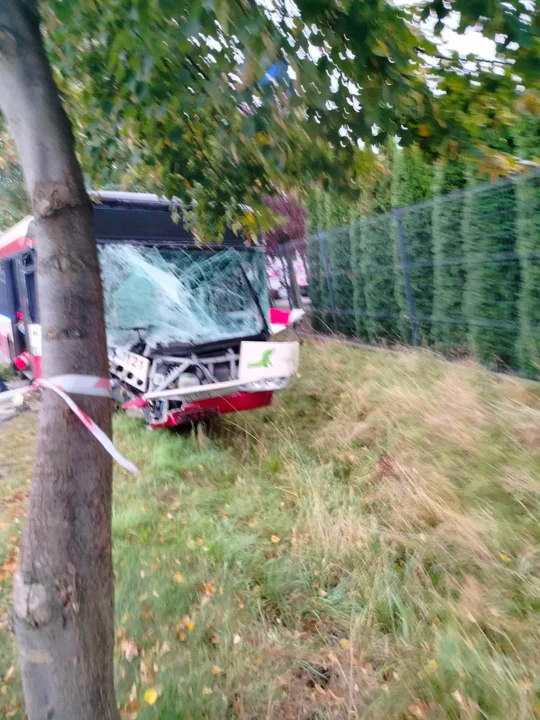 Zderzenie z autobusem leszczyńskich linii. Trzy osoby w szpitalu