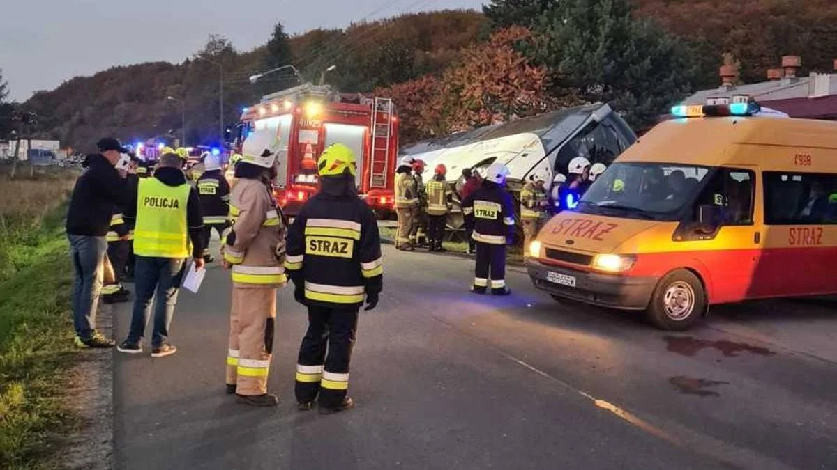 Wypadek autokaru z mieszkańcami powiatu gostyńskiego na Podkarpaciu. Jaki jest stan pasażerów? - Zdjęcie główne