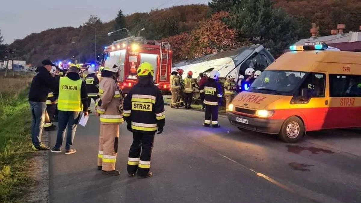 Wypadek autokaru z mieszkańcami sąsiedniego powiatu na Podkarpaciu. Jaki jest stan pasażerów? - Zdjęcie główne