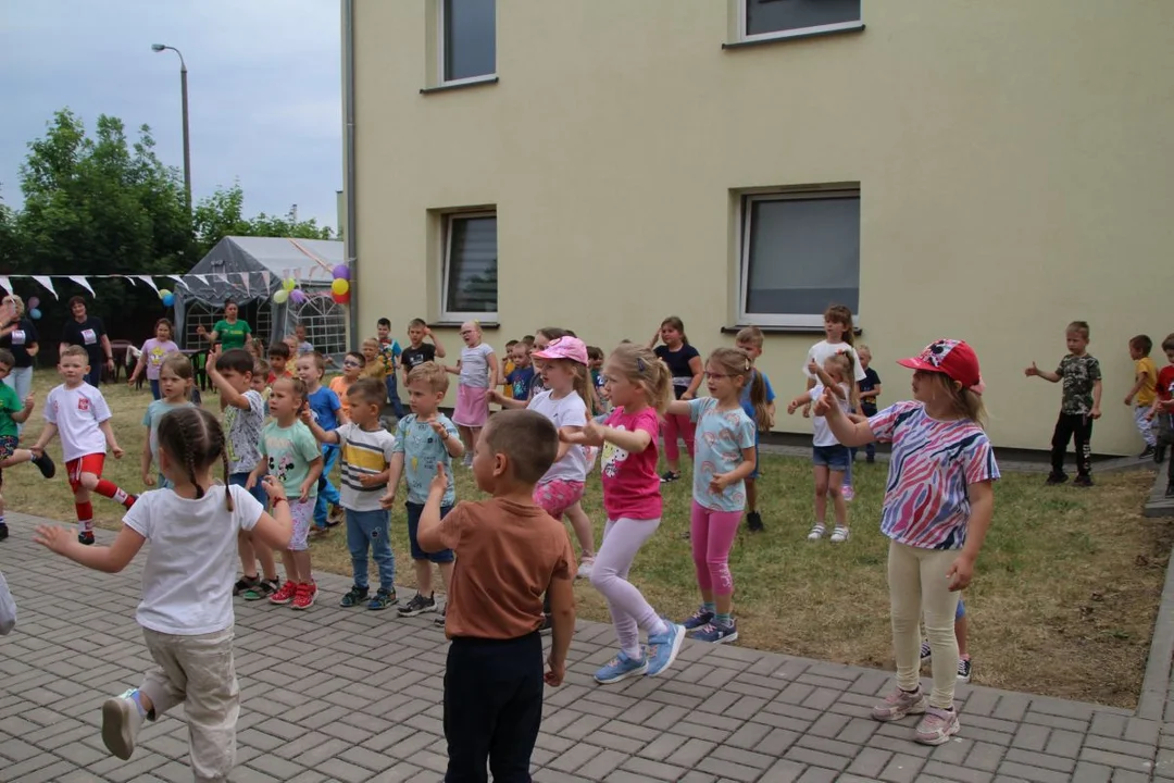 Przedszkolaki integrowały się z seniorami. Festyn na ulicy Zacisznej w Jarocinie