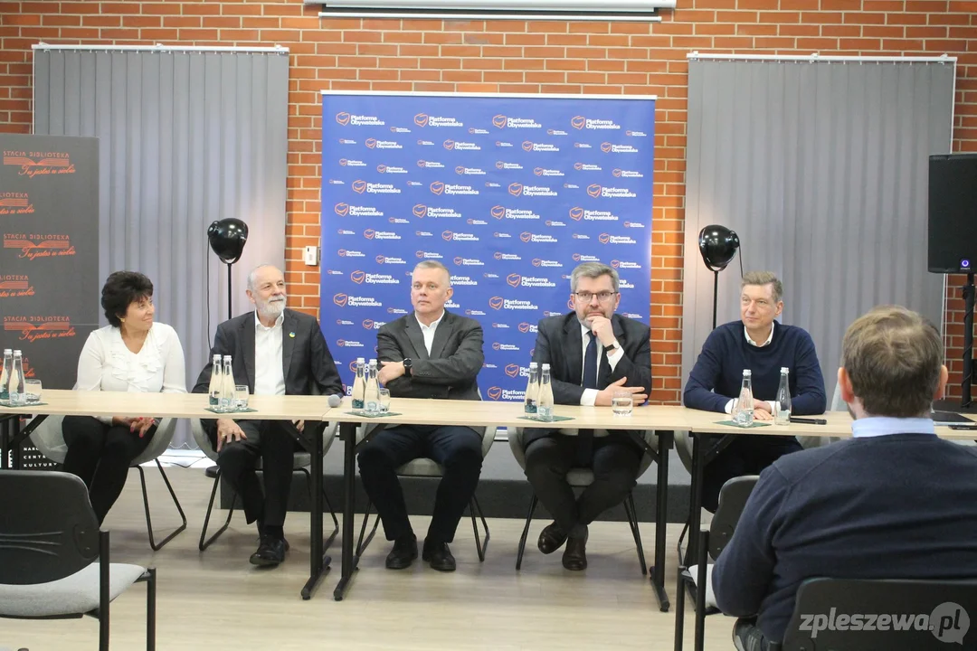 Posłowie PO przyjechali do Pleszewa. Była dyskusja o CPK, o kontroli kuratorium i wyborach [ZDJĘCIA] - Zdjęcie główne