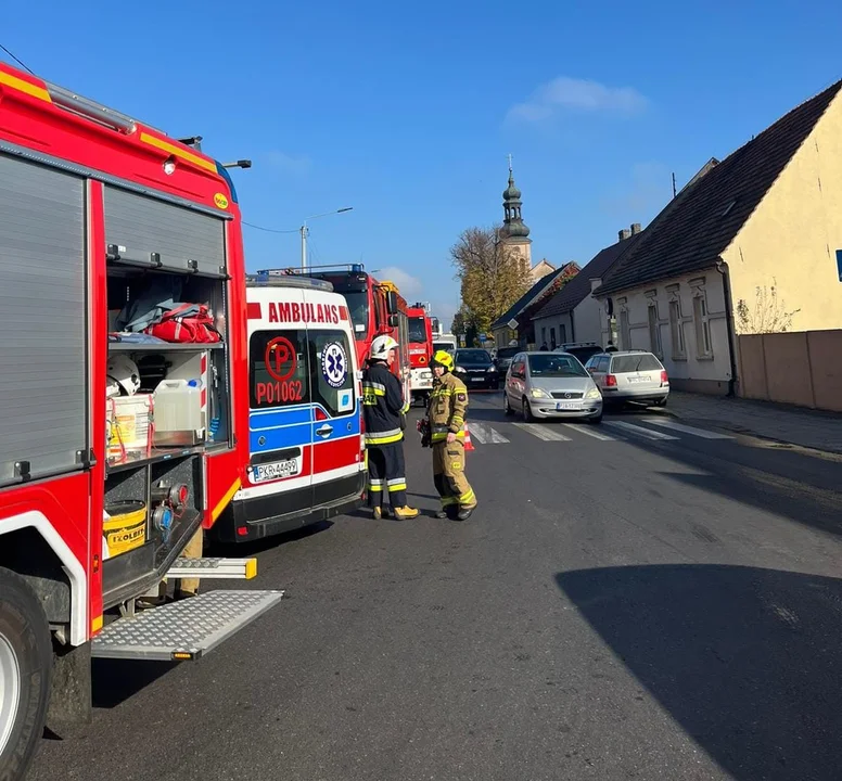 Pożar garażu w Dobrzycy. Jedna osoba podtruła się dymem [ZDJĘCIA] - Zdjęcie główne