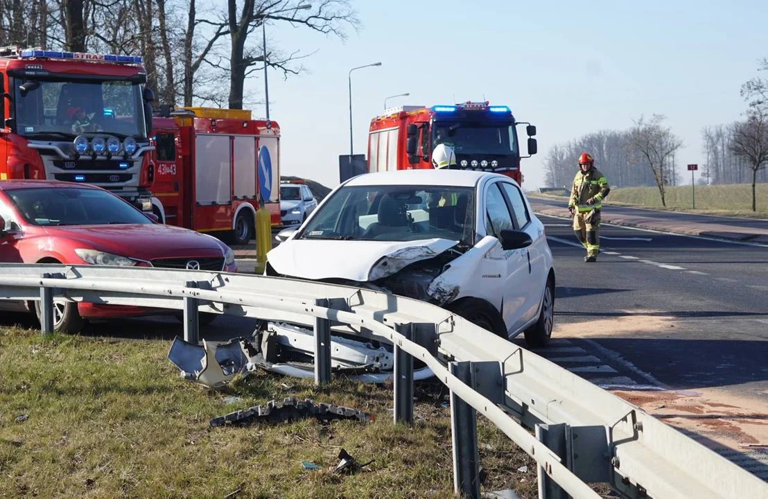 Kraksa na DK12, w okolicach Borku Wlkp. Nie ustąpiła pierwszeństwa przejazdu i wjechała pod ciężarówkę - Zdjęcie główne