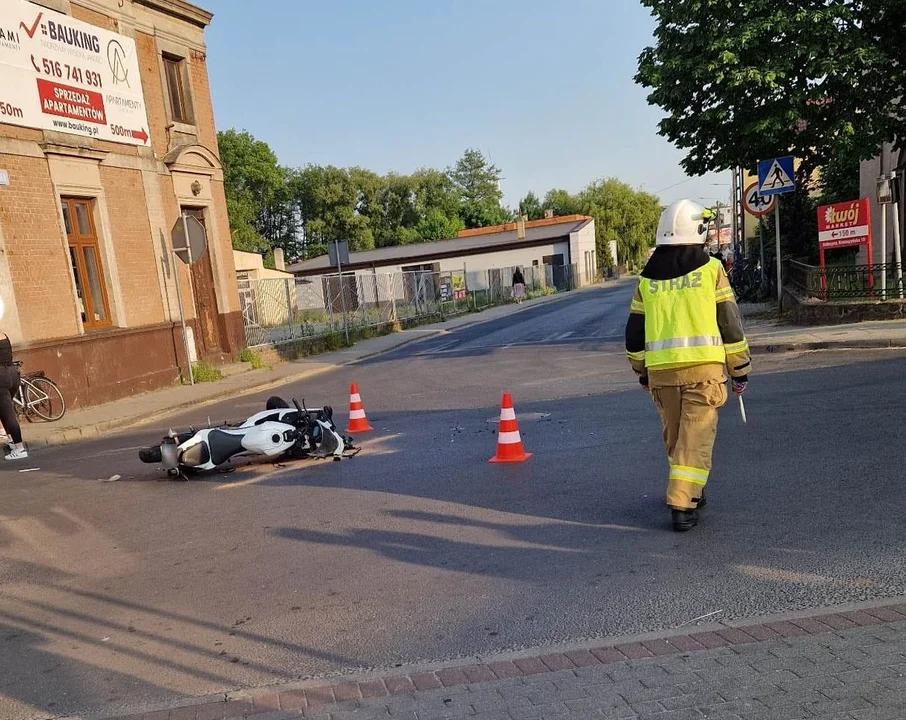 Samochód zderzył się z motocyklem. 17-latek i 15-latka z powiatu krotoszyńskiego trafili do szpitala [ZDJĘCIA] - Zdjęcie główne