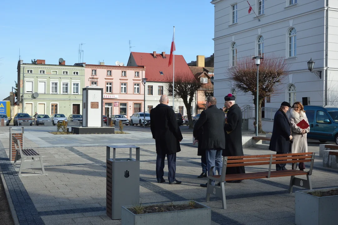 Otwarcie rynku w Jutrosinie z udziałem przedstawicieli samorządów, wojewody i parlamentu