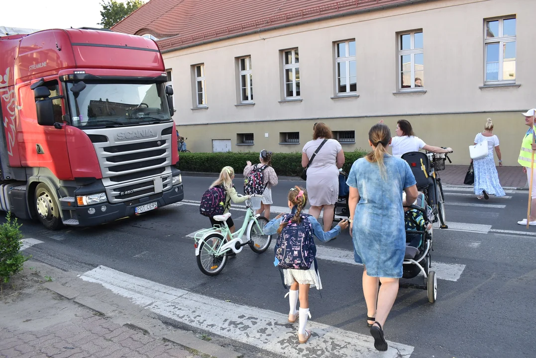 Powiat krotoszyński. Policjanci dbają o bezpieczeństwo dzieci idących do szkoły [ZDJĘCIA] - Zdjęcie główne