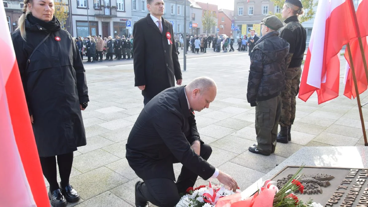 Narodowe Święto Niepodległości w Krobi 2023. Po dwuletniej przerwie obchody 11 listopada wróciły na rynek - Zdjęcie główne