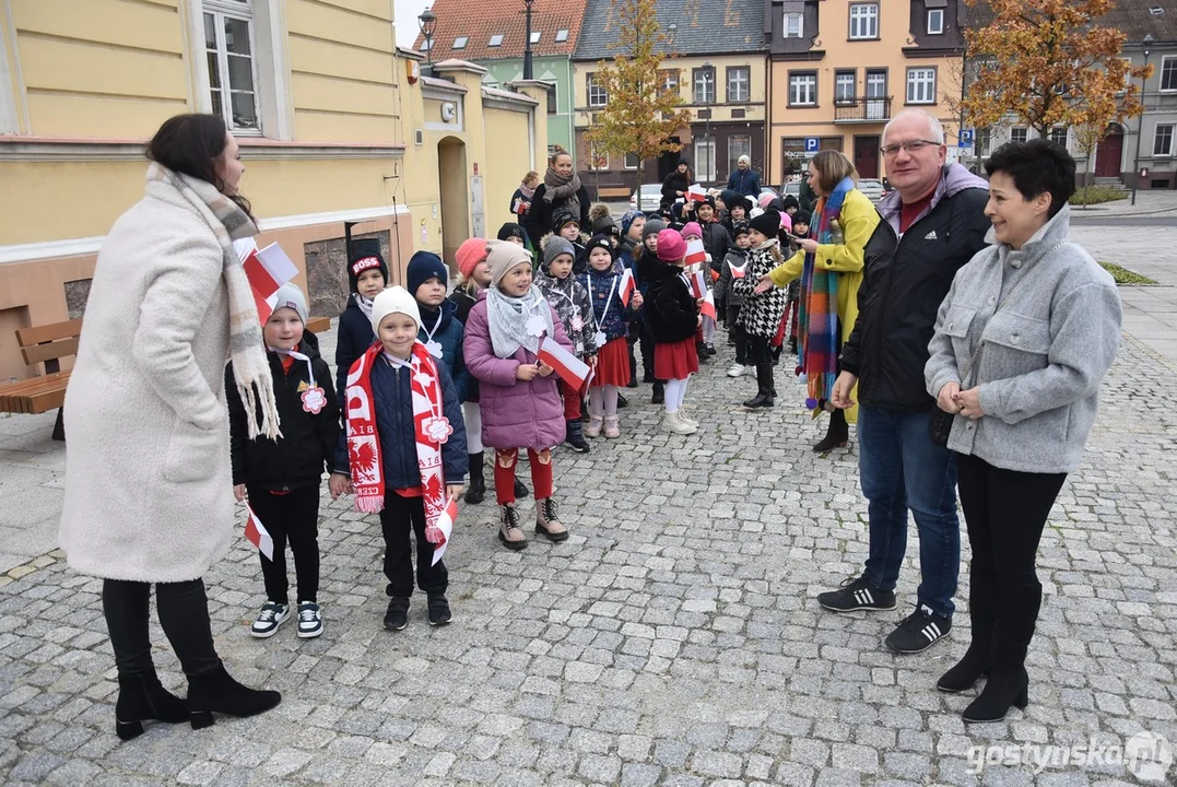 Przemarsz z flagami przedszkolaków z Przedszkola Samorządowego "Pod Świerkami" w Krobi