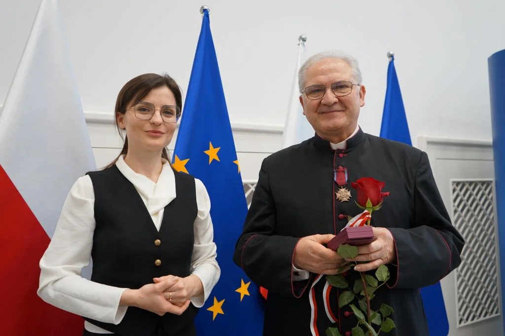 Ksiądz prałat Henryk Szymiec odznaczony Brązowym Krzyżem Zasługi - Zdjęcie główne