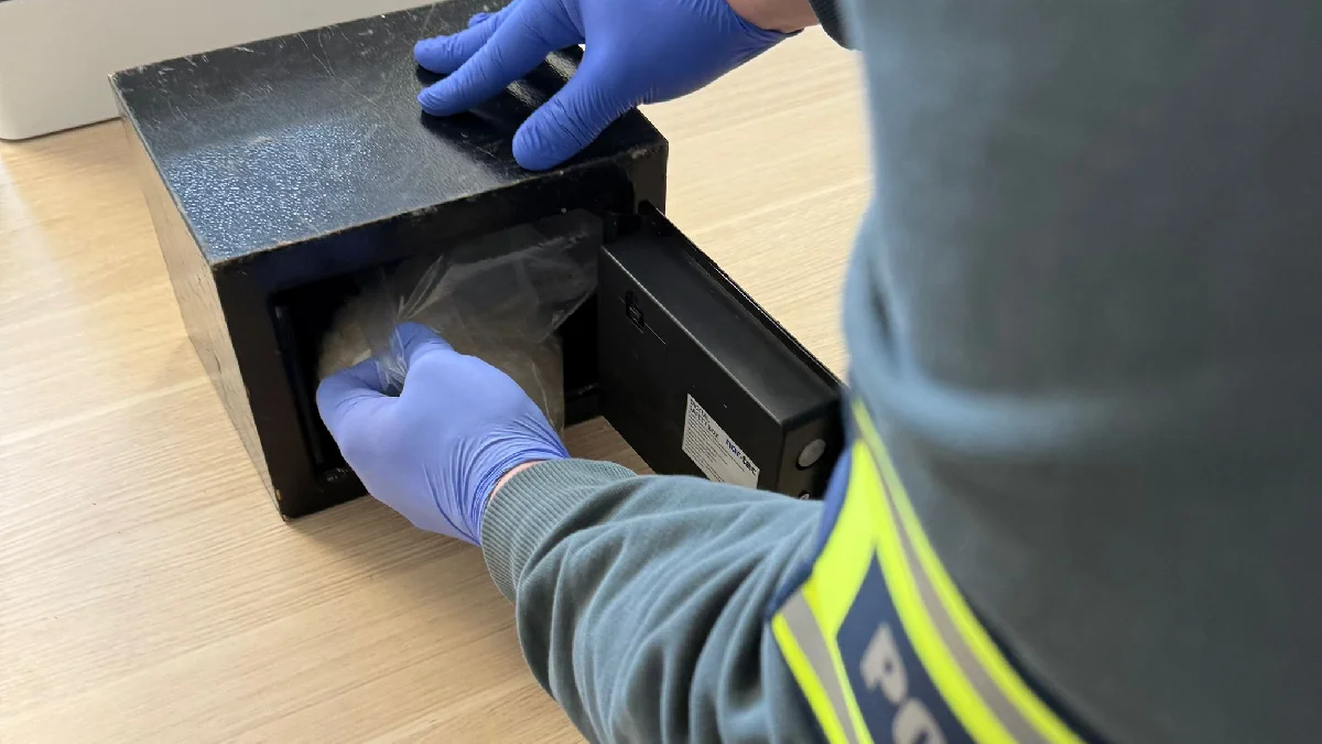 20-letnia dilerka ukryła narkotyki w specjalnie przygotowanym sejfie. Młodej kobiecie grozi nawet 10 lat więzienia - Zdjęcie główne