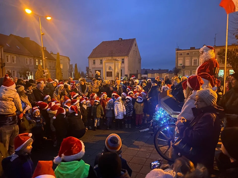 Rozświetlenie choinki i mikołajki w Jutrosinie