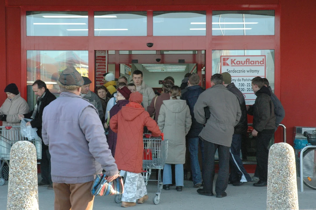 Pierwszy market  w ścisłym centrum Jarocina. Tak otwierano Kaufland na gruzach JAFO [ZDJĘCIA] - Zdjęcie główne