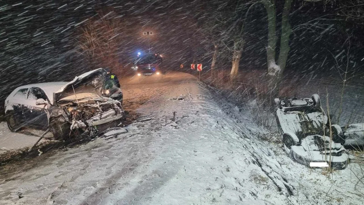 W Marszewie zderzyły się dwa samochody osobowe. Dwie osoby w szpitalu - Zdjęcie główne