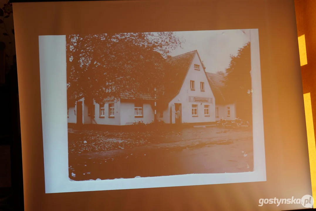 Miłośnicy starych fotografii w pogorzelskiej bibliotece