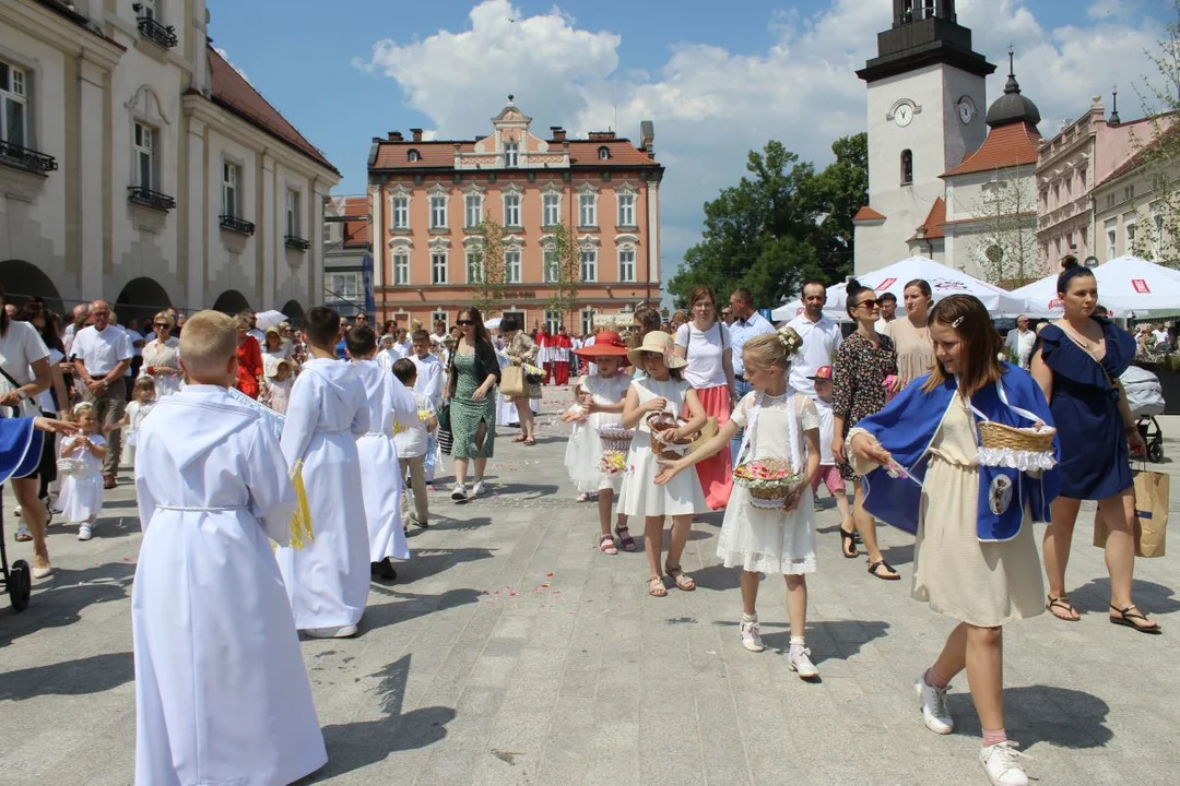 Boże Ciało w Jarocinie. Procesja z parafii św. Marcina do Chrystusa Króla