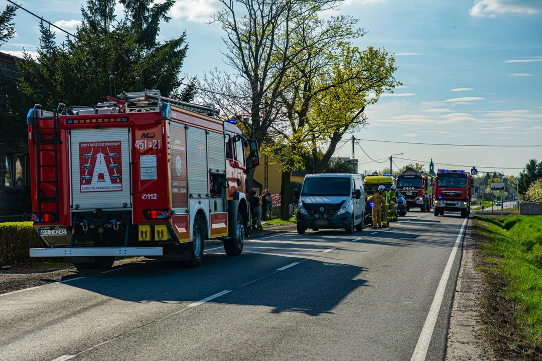 Zderzenie motocyklisty z autem dostawczym na DK 12 w Jaraczewie