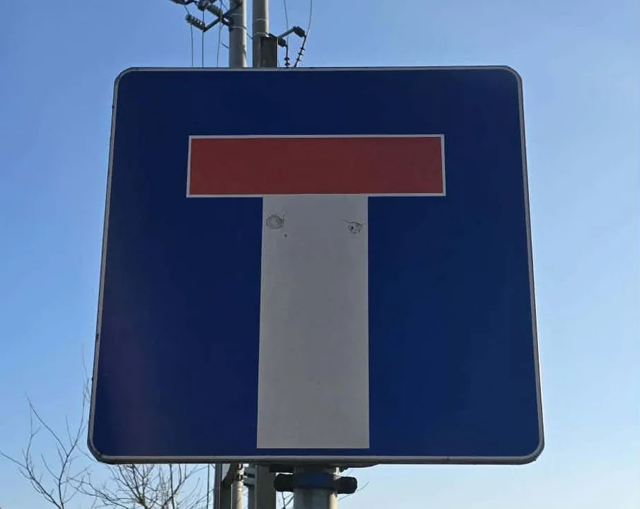 „ To nie jest poligon, a gdyby kogoś trafił?”. 20-latek strzelał do znaków drogowych