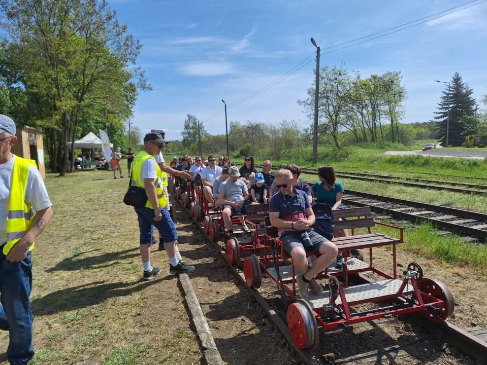 Weseli Ogrodnicy na drezynach. Piknik dla Fundacji Ogród Marzeń na stacji Brzostów Wlkp.