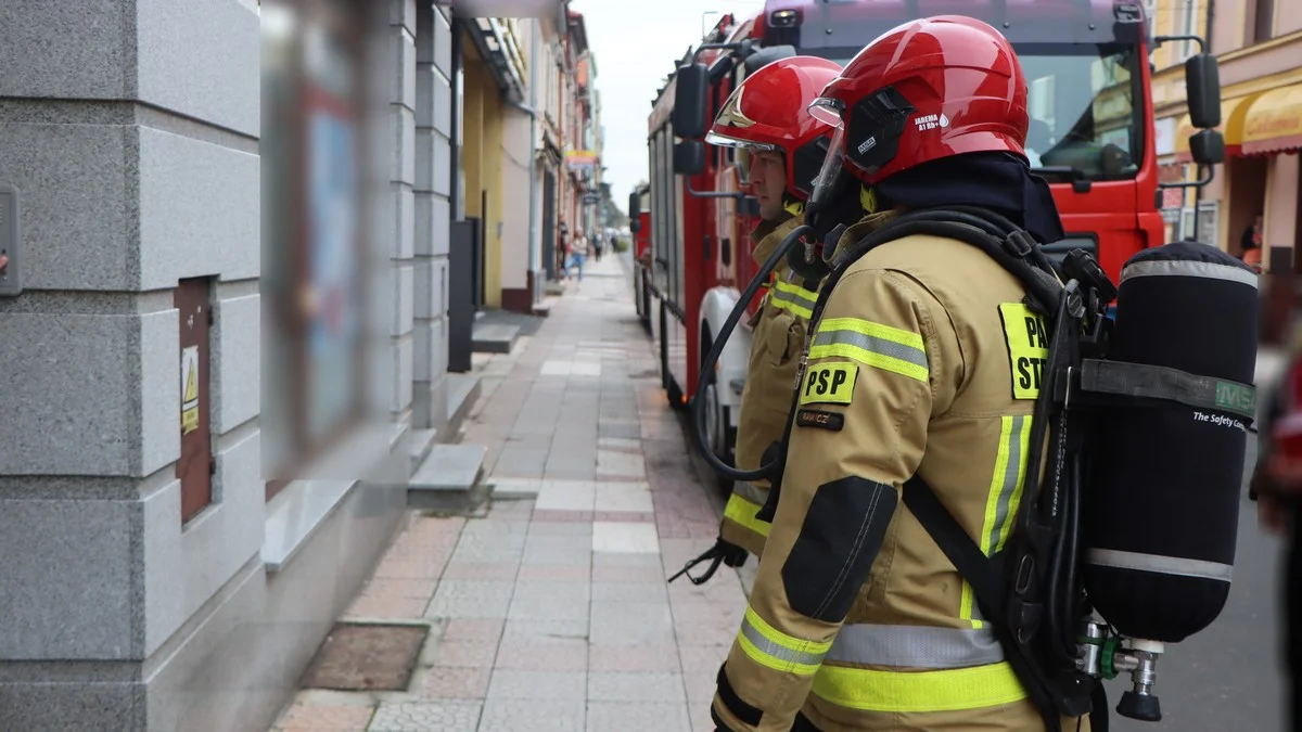 Swąd spalenizny w kamienicy. Służby ruszyły na pomoc [ZDJĘCIA] - Zdjęcie główne