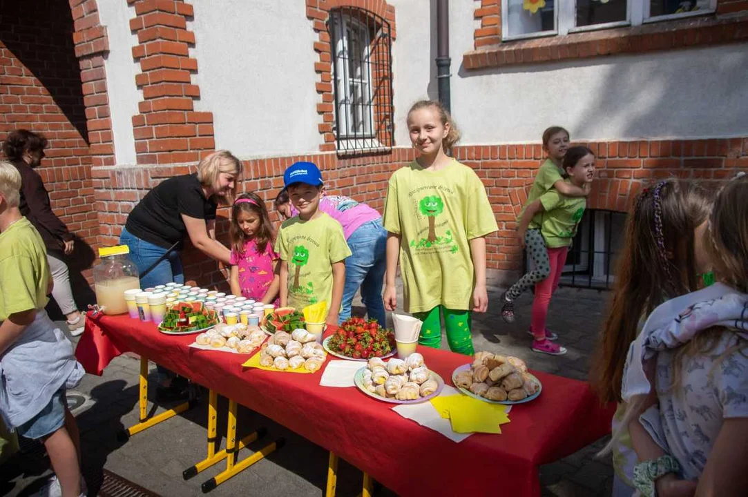 Piknik Królewski z Jadwigą w Szkole Podstawowej nr 2 im. Królowej Jadwigi w Jarocinie