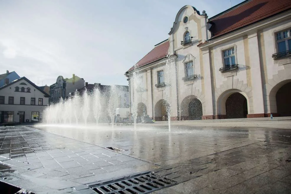 Rewitalizacja śródmieścia Jarocina. Trwają próby uruchomiania fontanny na rynku [ZDJĘCIA] - Zdjęcie główne