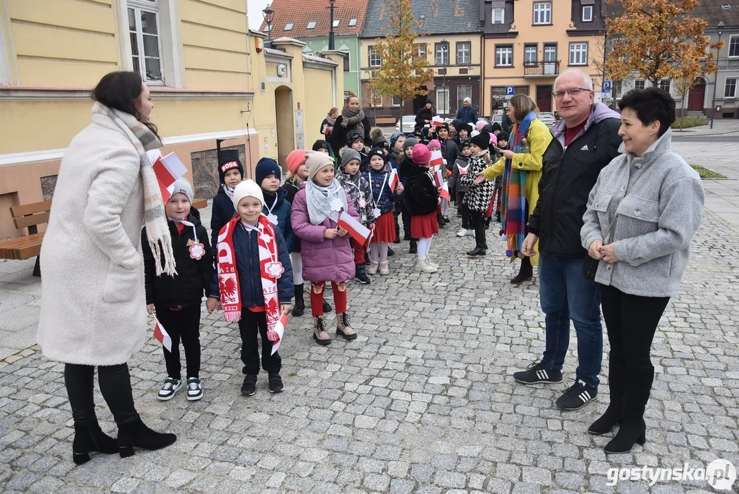 Przemarsz z flagami przedszkolaków z Przedszkola Samorządowego "Pod Świerkami" w Krobi