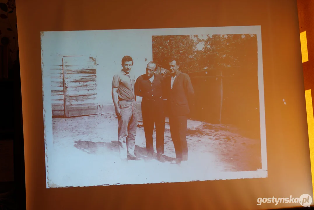 Miłośnicy starych fotografii w pogorzelskiej bibliotece