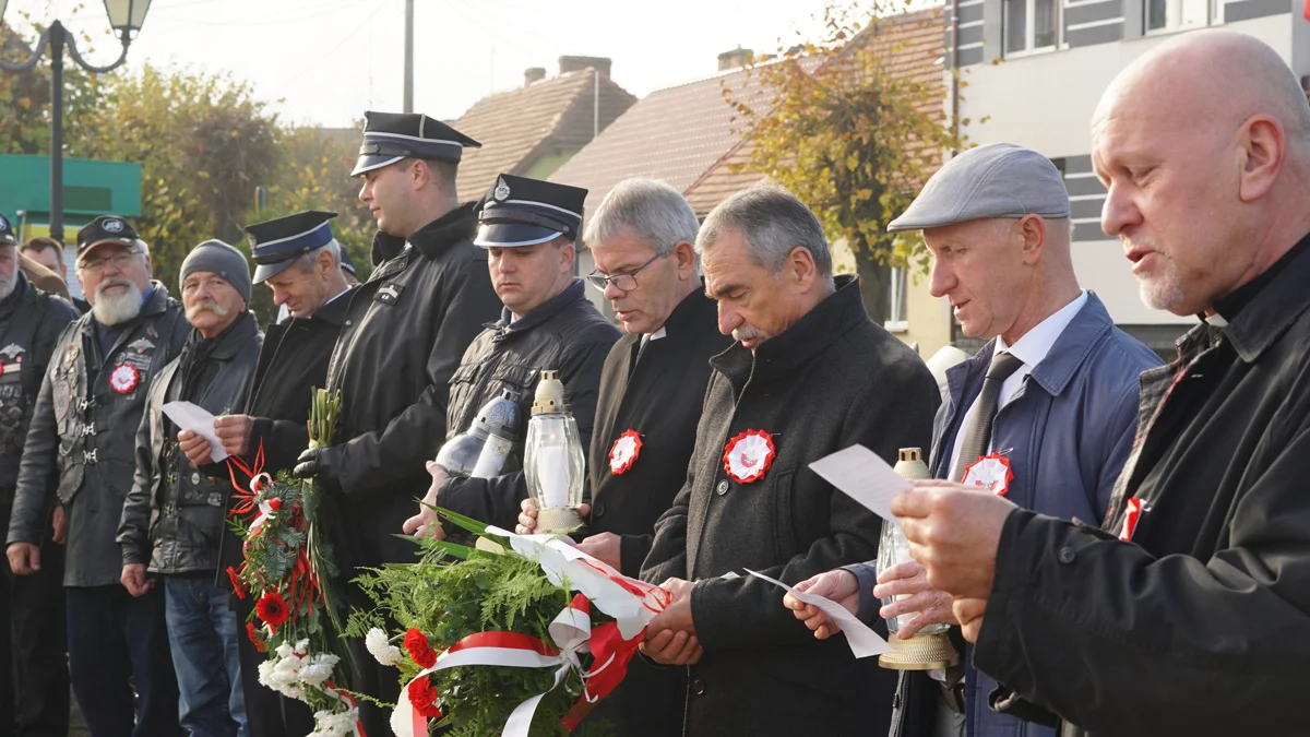 W Piaskach z okazji Święta Niepodległości było patriotycznie, ze śpiewem i pocztami sztandarowymi - Zdjęcie główne